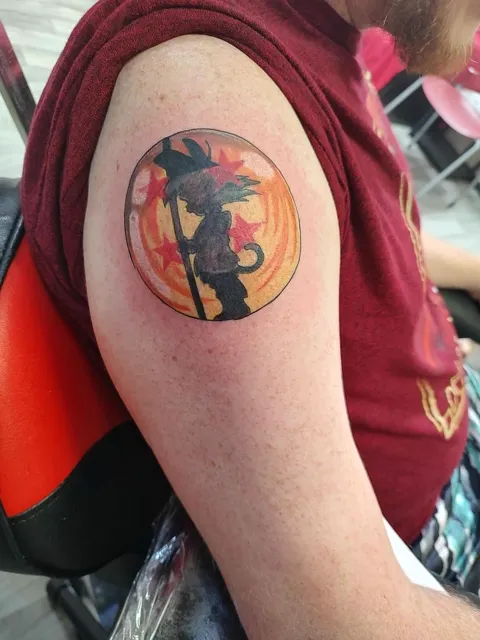 Goku's silhouette inside an orange dragon ball on the shoulder, in color