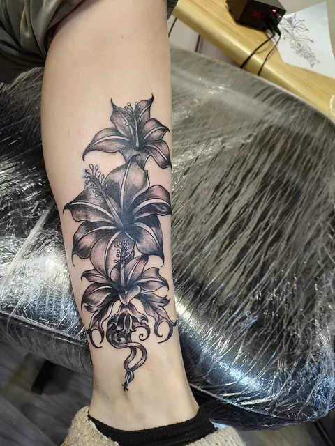 Lilies down the lower leg, black and gray