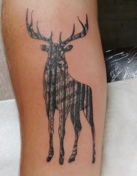 A stag filled with lines on the forearm, black and gray