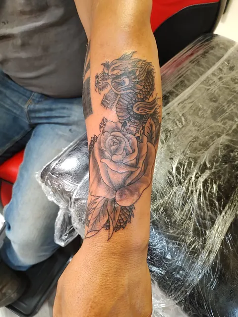 Tiger and a rose on the forearm, black and gray
