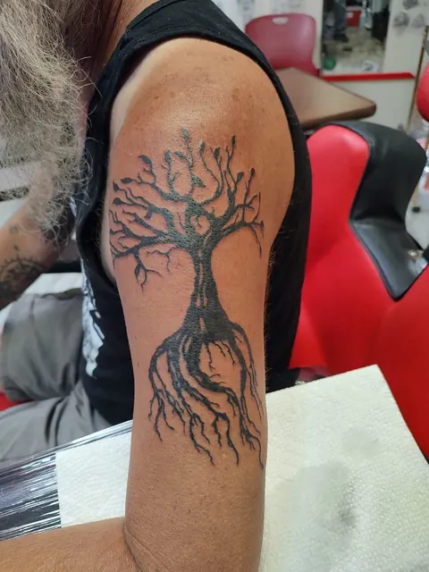 Tree of life on the shoulder, black and gray